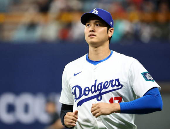 LA 다저스 오타니 쇼헤이가 지난 18일 서울 구로구 고척스카이돔에서 MLB 서울시리즈 개막전을 앞두고 열린 팀 코리아와 LA 다저스의 스페셜 경기 시작 전 팀 워밍업을 하고 있다. [사진=뉴시스]