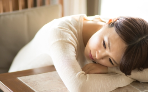 책상에-엎드린-여성