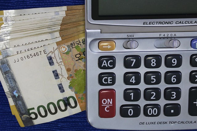계산기 밑 돈