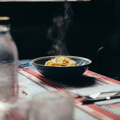따뜻한 음식이 담긴 접시