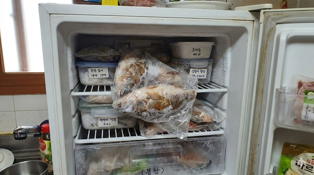 냉동되어있는 생선 사진