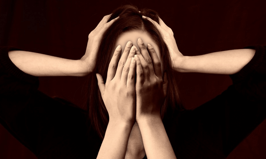 입술이 마르는 입술가 되는 스트레스를 받고 있는 여성