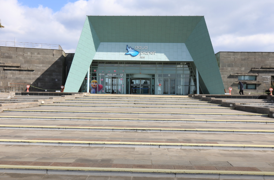 아쿠아플라넷 제주 내부 수중터널과 관람객들