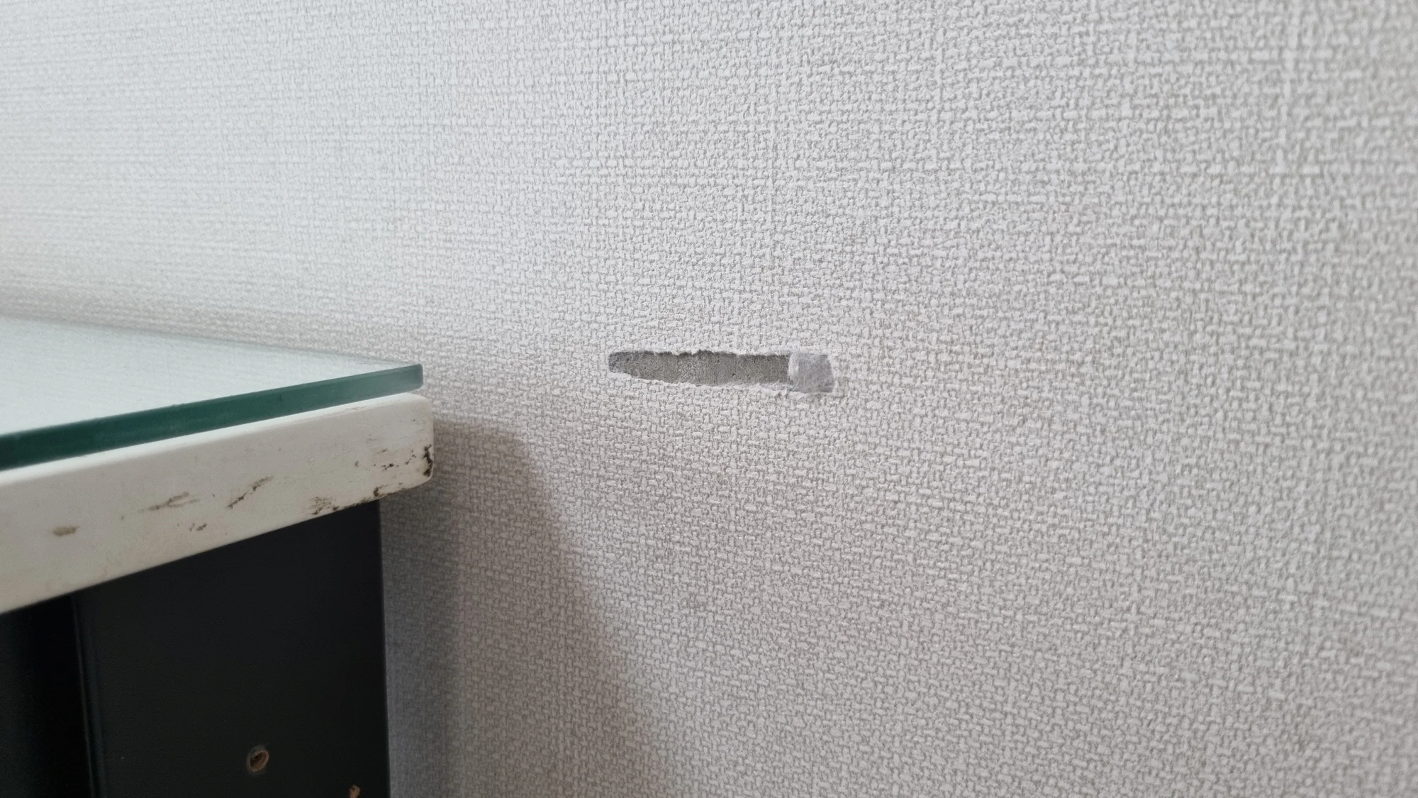 실크벽지 찢어진 벽지 모습