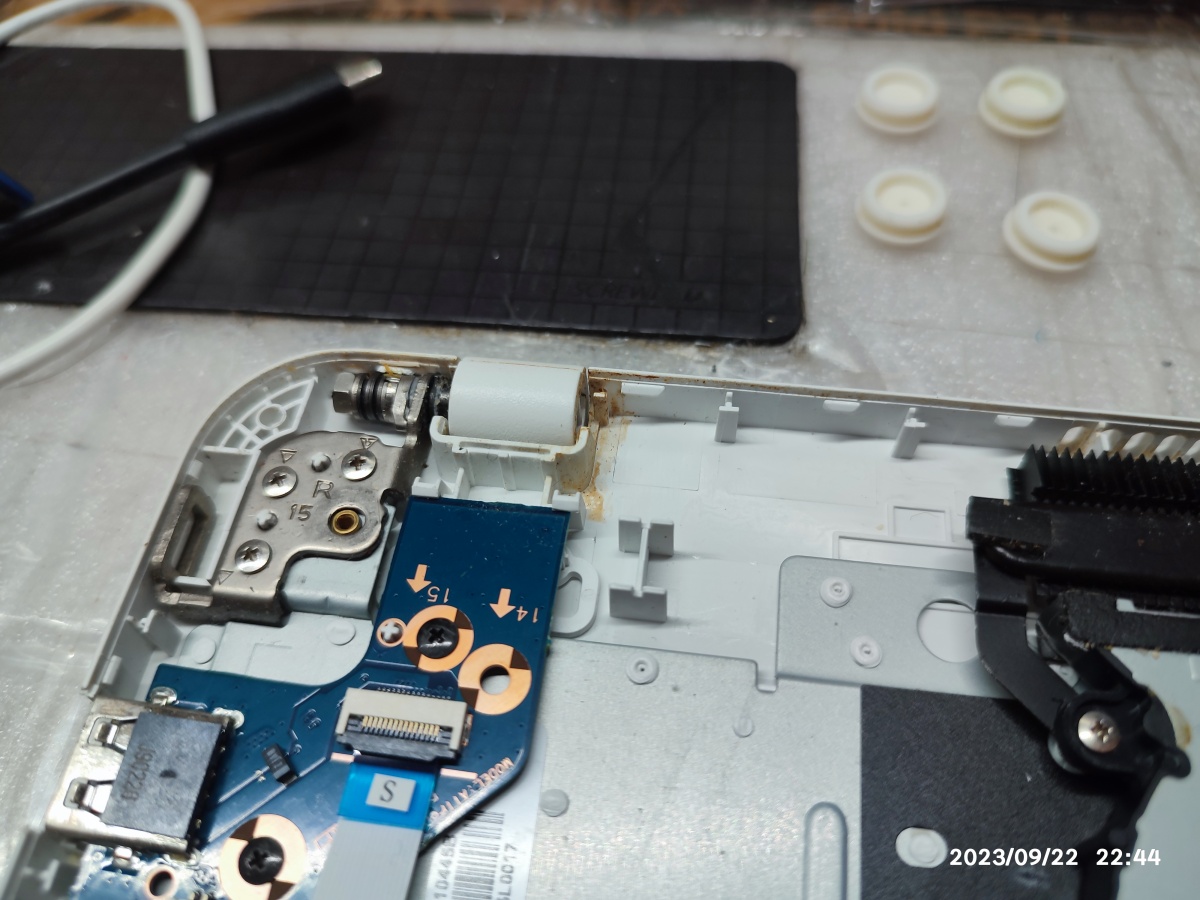 노트북 힌지에 이물질 발견