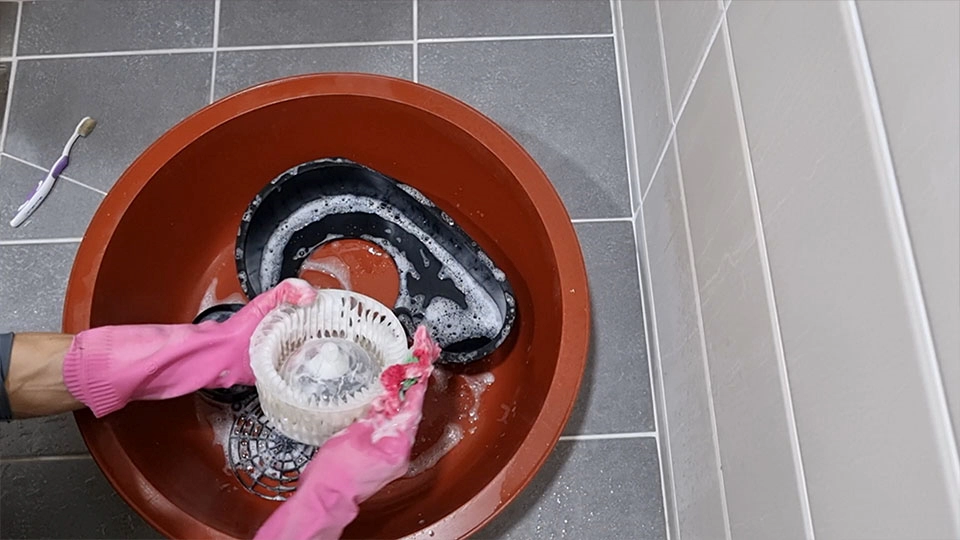 주방세제로 환풍기 날개 씻는 모습