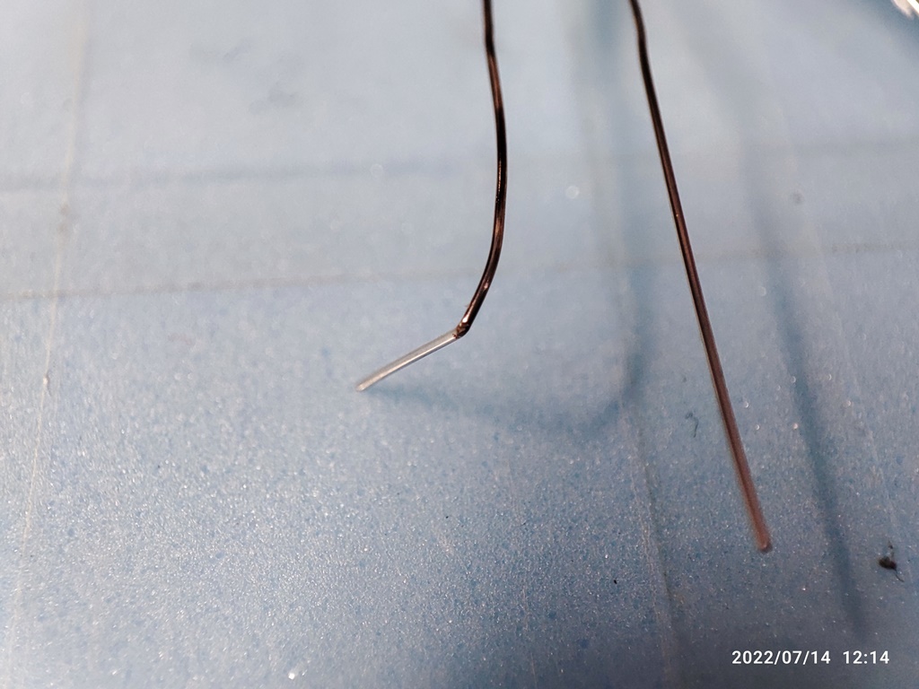 전선가닥이 엿가락처럼 구부러집니다. 끊어질 정도의 힘으로 누른 건 아니라서 눌린 부분이 약해져서 휘어졌습니다.