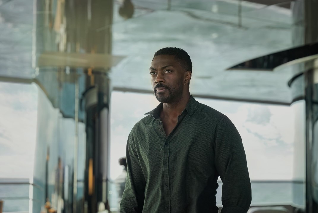 우먼 인 캐빈 10에서 벤 역을 맡은 데이비드 아잘라|요트 위에서 심각한 표정으로 서 있는 장면|넷플릭스 미스터리 스릴러