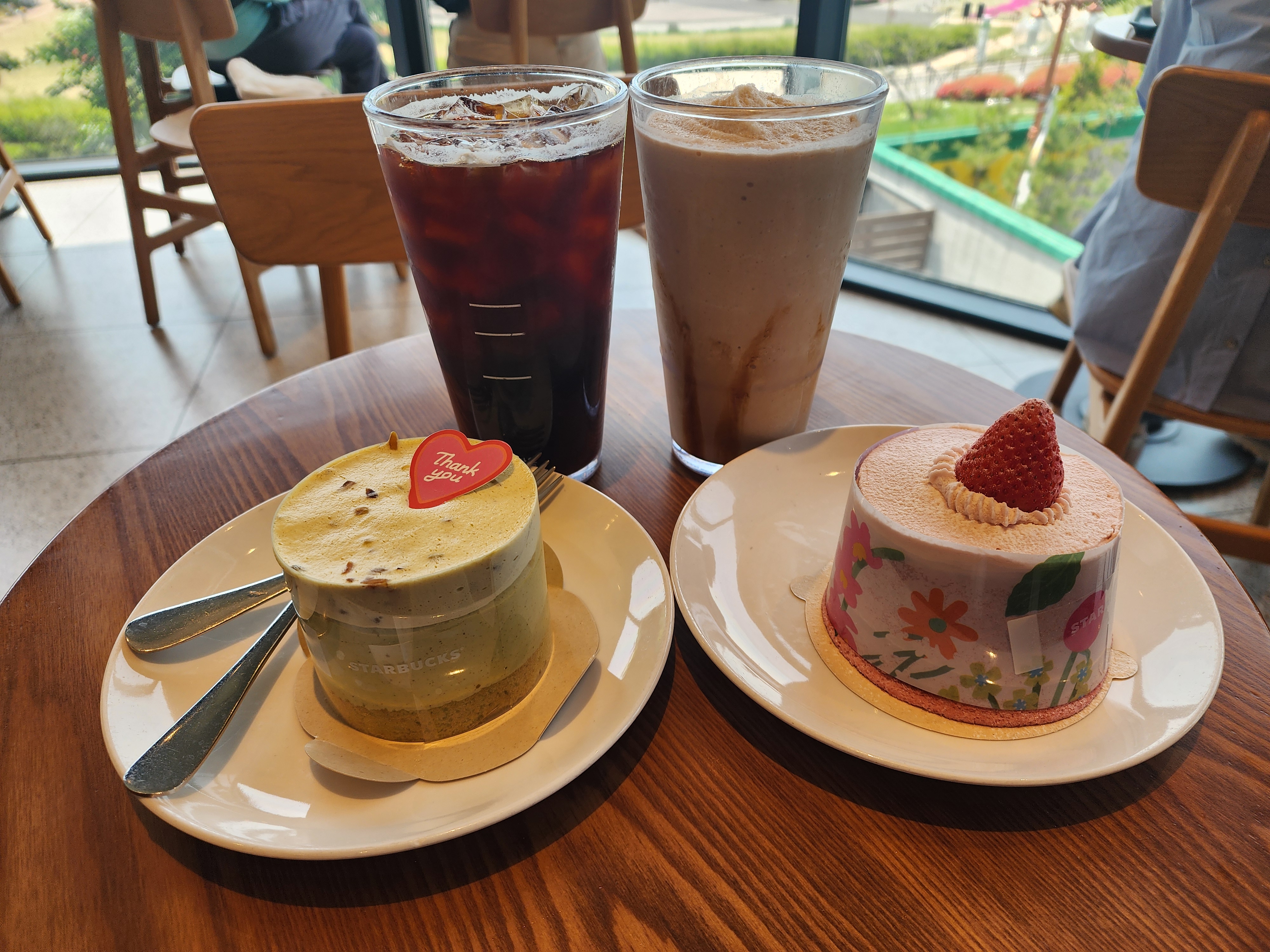 스타벅스-클래식밀크티블렌디드-피스타치오무스케이크-딸기크림쉬폰케이크-남양주삼패점-주차