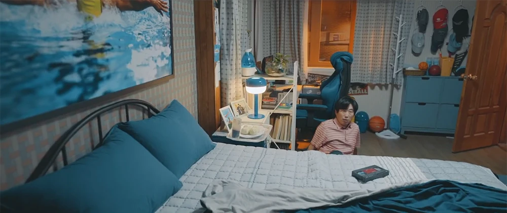 선재-방-침대-밑에서-비디오테이프-발견하고-놀라는-선재아버지