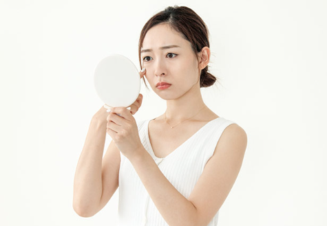 피부를 신경쓰는 여성.