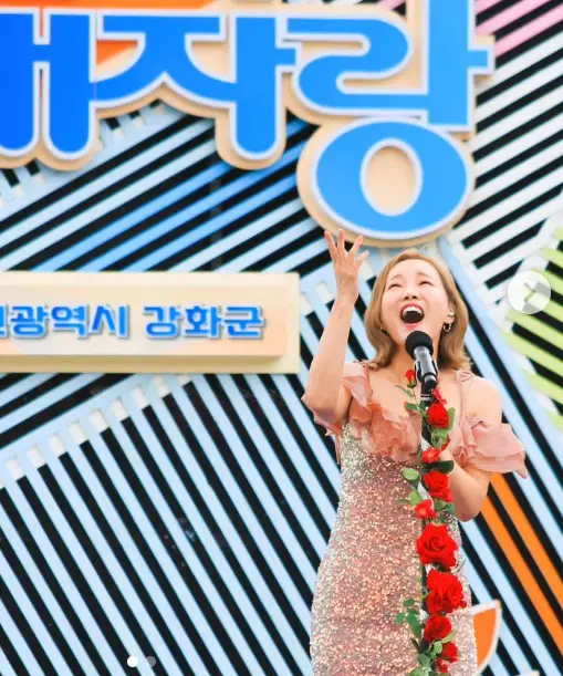 현역가왕- 전국노래자랑 무대 반짝이 반팔원피스를 입고 빨간 장미가 달린 스탠딩마이크에 대고 노래하는 강소리
