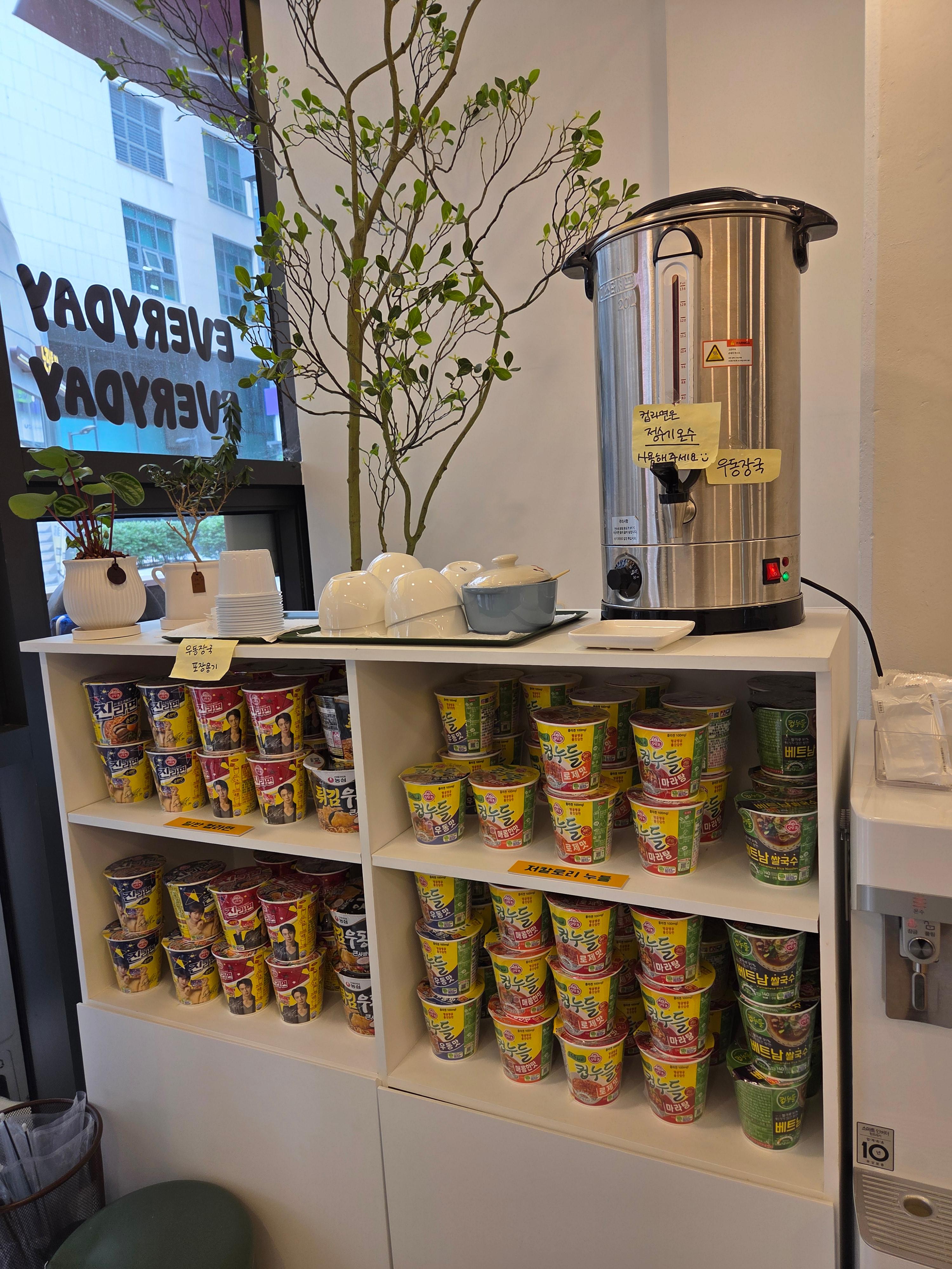 다양한 저탄수화물&middot;고단백 컵라면과 온탕수 코너