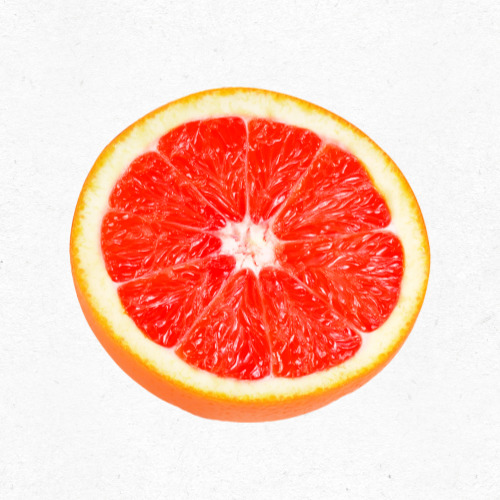 반으로 자른 자몽의 선명한 분홍빛 과육