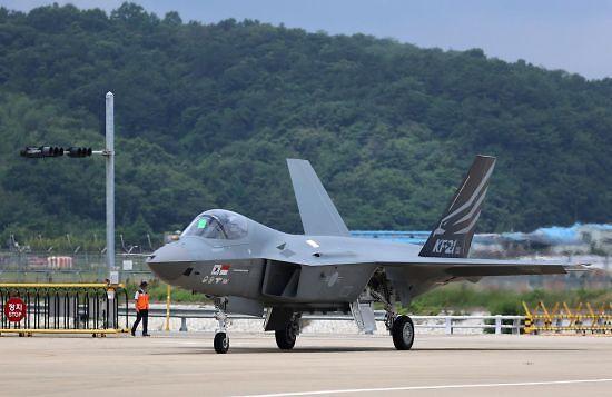 KF-21 양산 1호기 첫 비행 성공! 출고 22일 만에 날아오른 한국형 전투기 보라매 완벽 정리 관련 사진