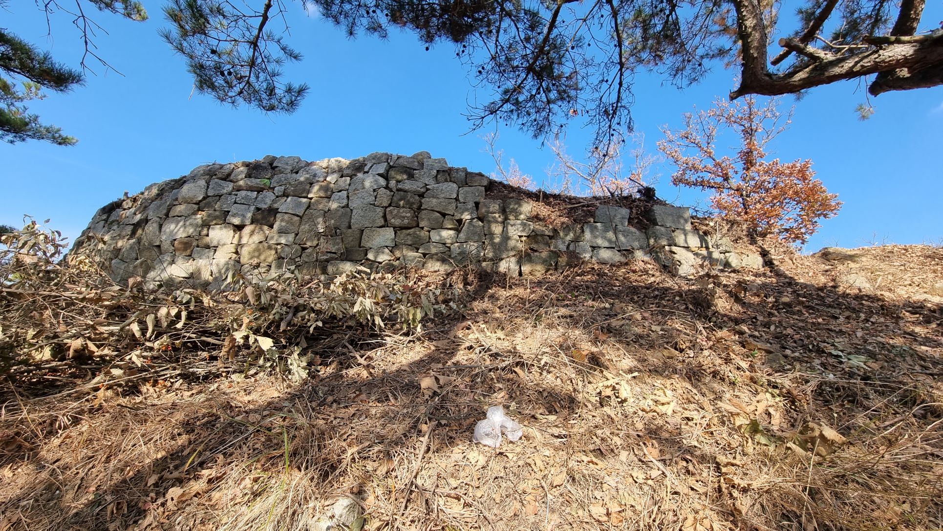 무너진 성곽, 푸른 하늘,