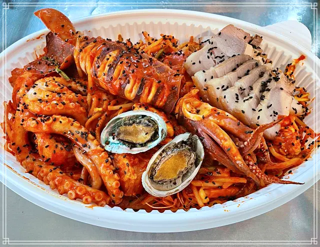 강릉 포남동 맛집 아구찜 위에 돼지고기 수육(삼겹살)이 올라간 수구찜