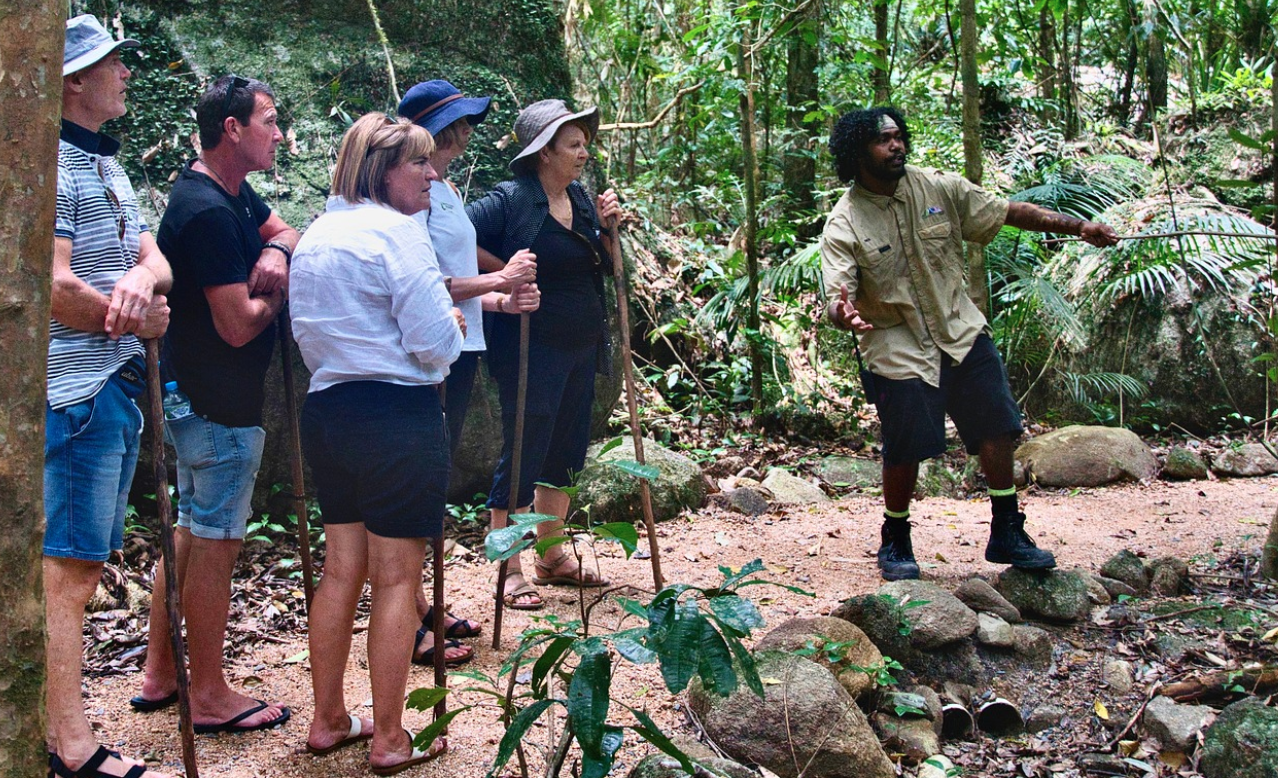 희귀직업 탐구: 테스터 가이드, 새로운 여행지를 탐험하고 여행객에게 추천할 수 있도록 정보를 제공하는 직업