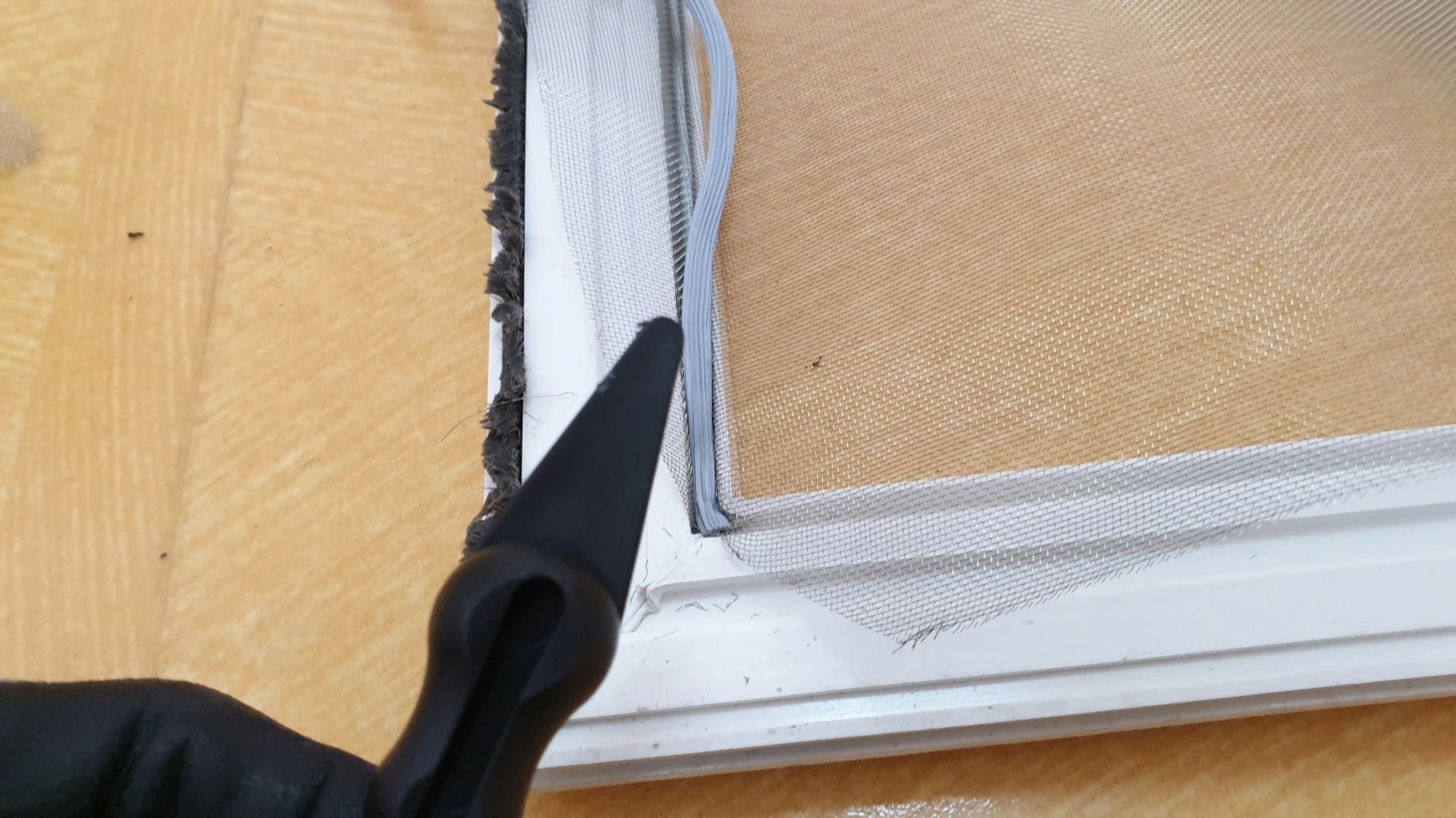 방충망 브래킷 끼우는 모습