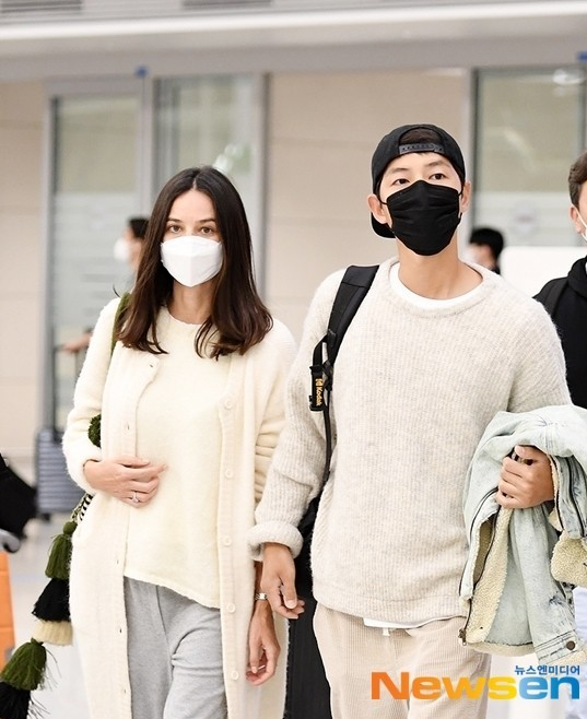 송중기와 케이티 루이스 사운더스