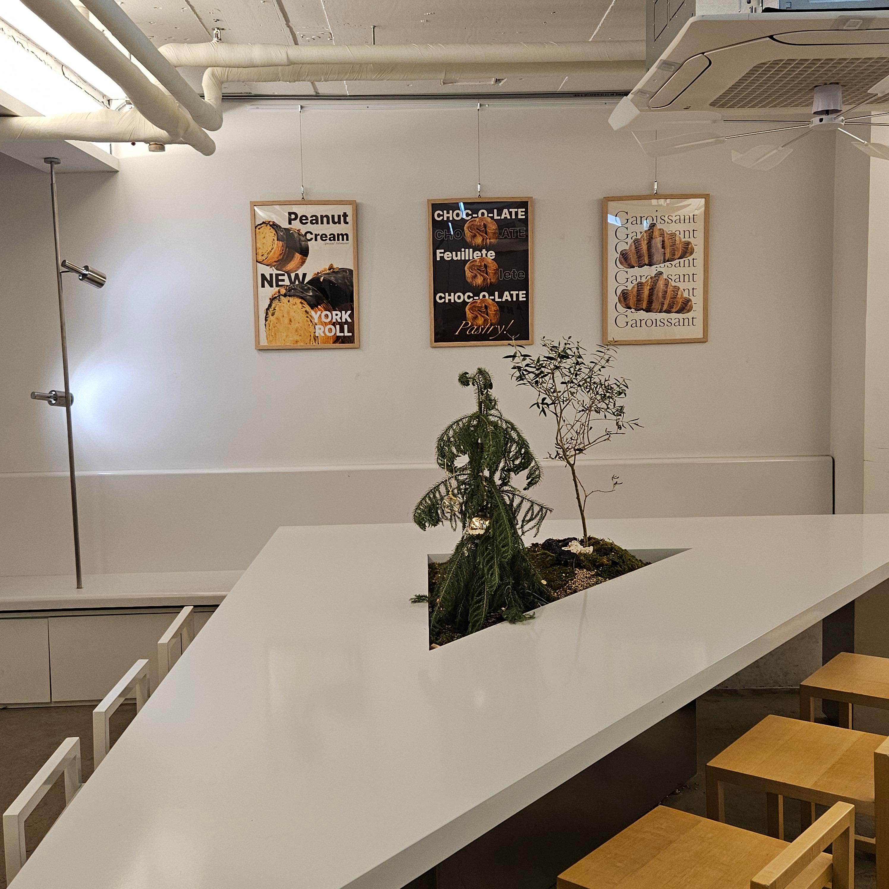 카페 1층 테이블 사진