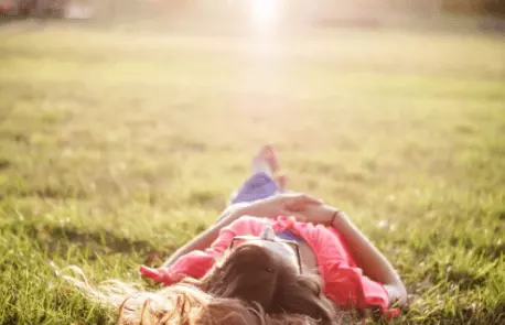 잔디에 누워서 휴식