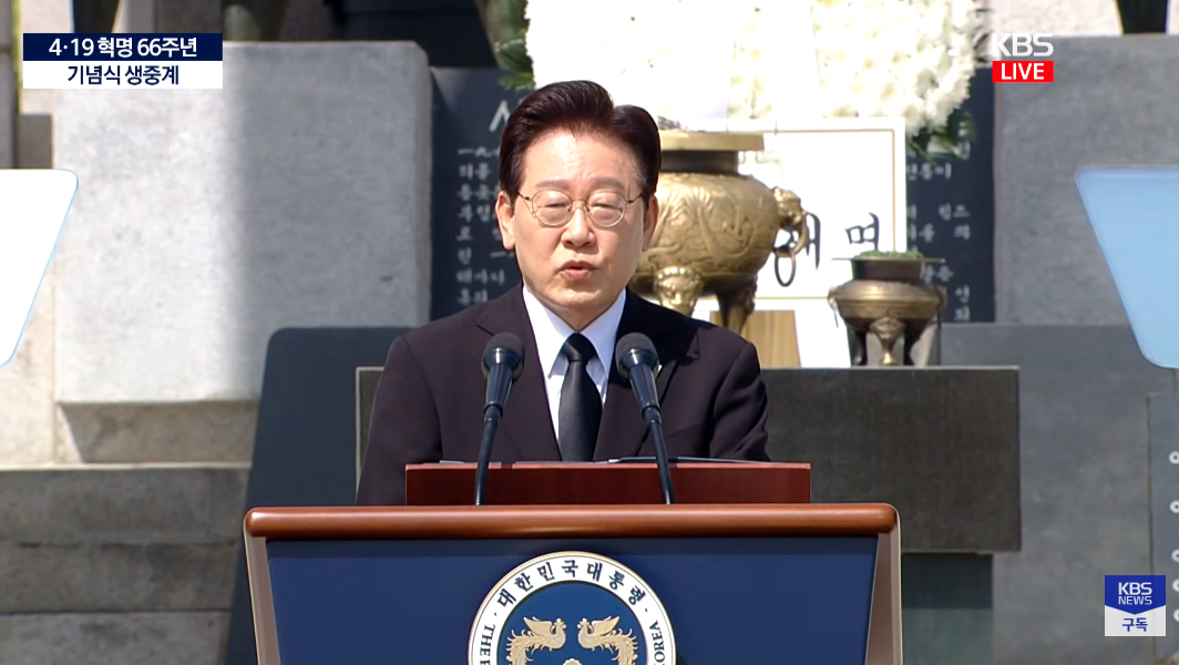 이 대통령 4&middot;19 정신 민주묘지 참석(영상)