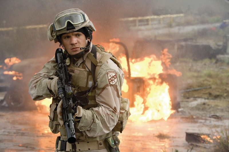 전쟁터에서 총을 든 미군 사진