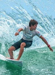 서핑보드를-타고-즐겁게-서핑을-즐기는-남자