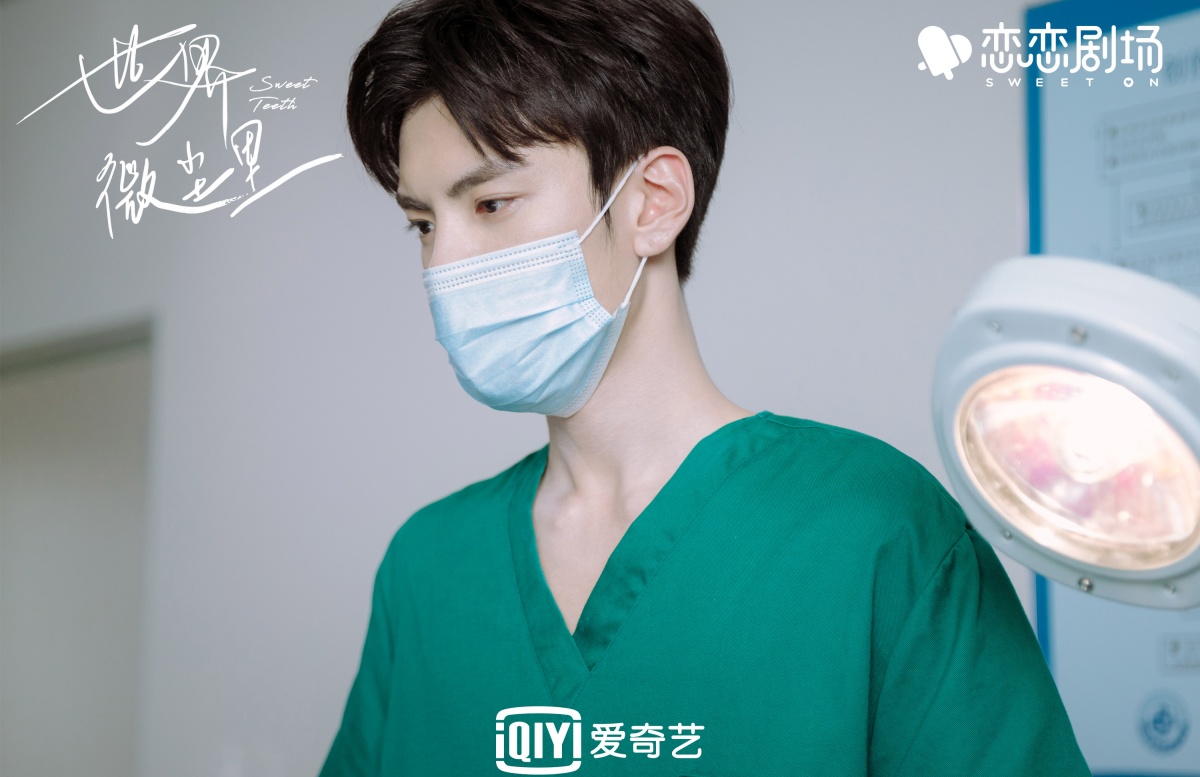 세계미진리-필문군-치과의사 옷 입고 마스크 낀 모습