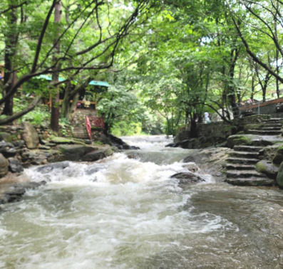 돌사이로 힘차게 흐르는 계곡물