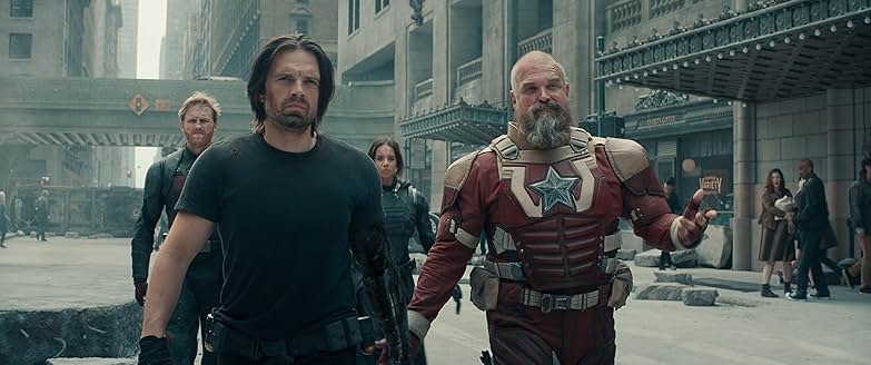 버키 반즈와 레드 가디언을 포함한 Thunderbolts 팀이 도시 거리에서 걷는 모습