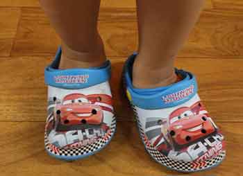 아기가 거꾸로 신발신은 모습