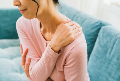 어깨가 아픈 여성