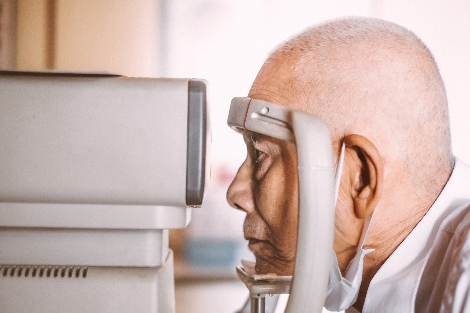 안압 검사 (Tonometry) – 안압 상승 여부 확인 & 녹내장 조기 진단