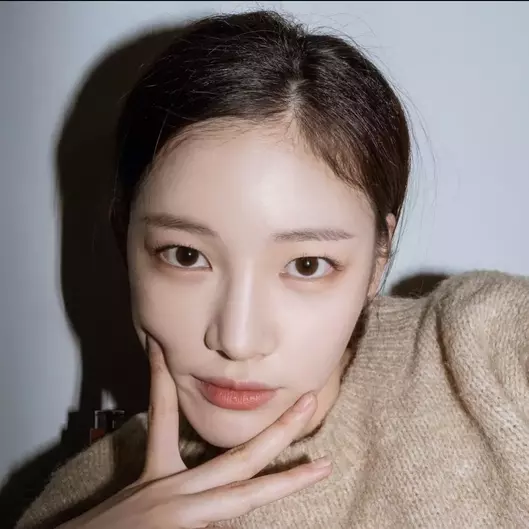 서하정 배우가 니트 입은 모습