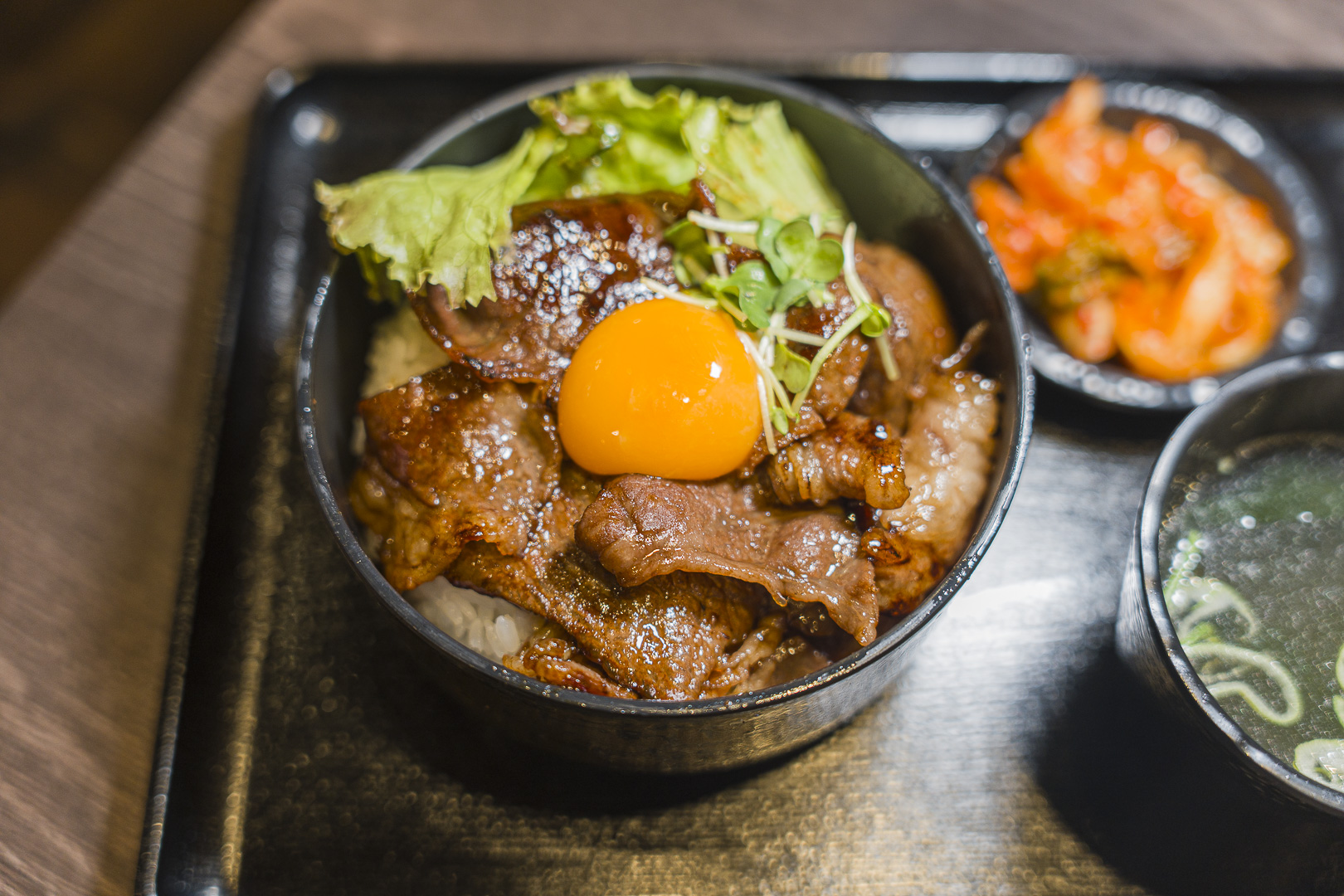 A yolk-topped yakiniku bowl at Jubei