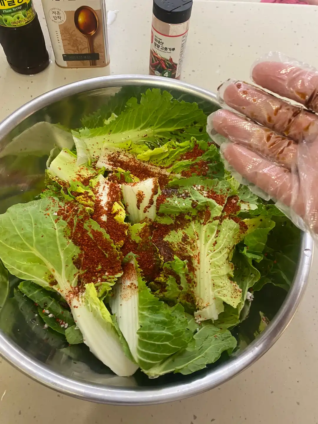 봄동무침-고춧가루뿌린-이미지