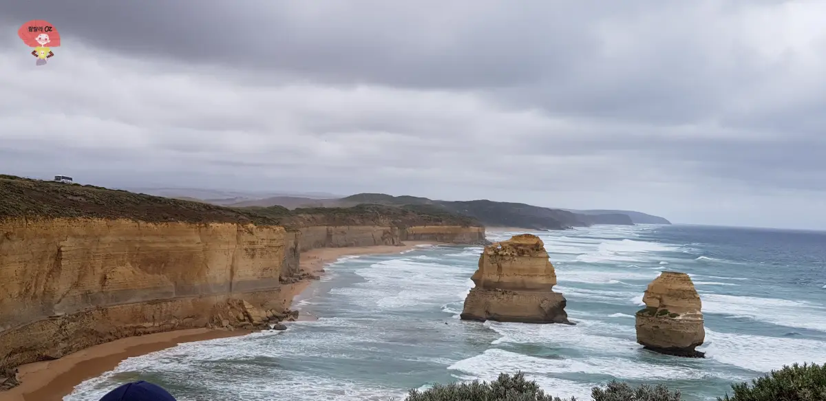 호주-멜버른-그레이트-오션-로드-12사도-중-일부-구름-가득한-하늘-아래-12사도-절벽과-바다에-서있는-석회암-기둥-풍경-감상