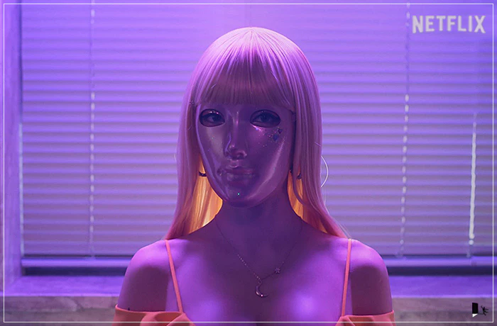 마스크걸-김모미가-화면을-응시하고-있다