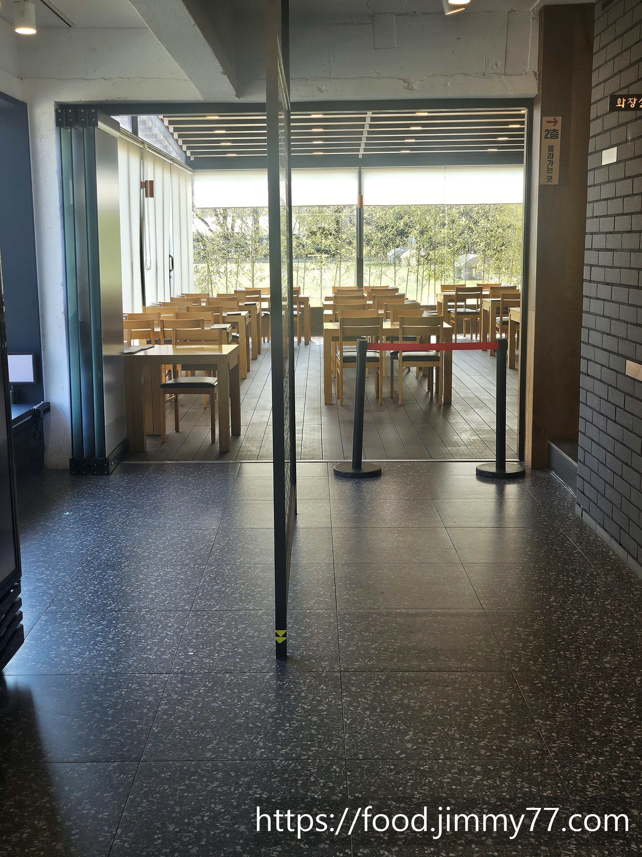 지호 한방삼계탕 내부