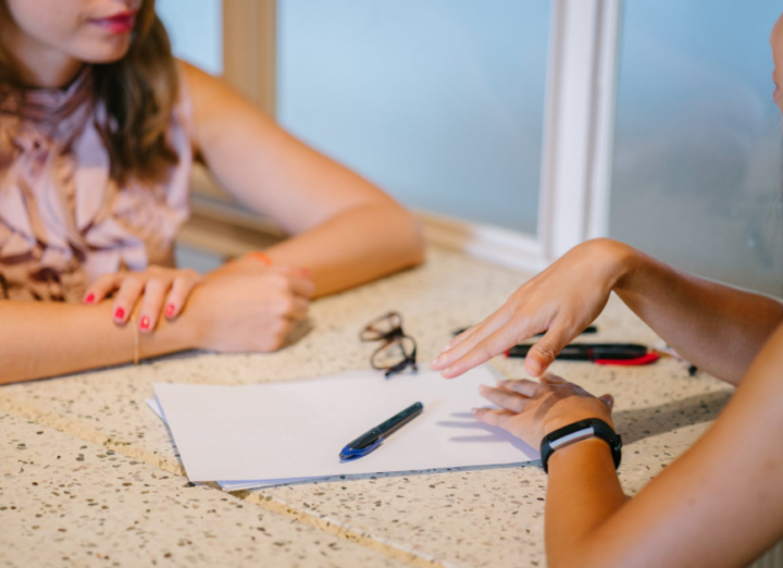 상담을 나누는 두 여자