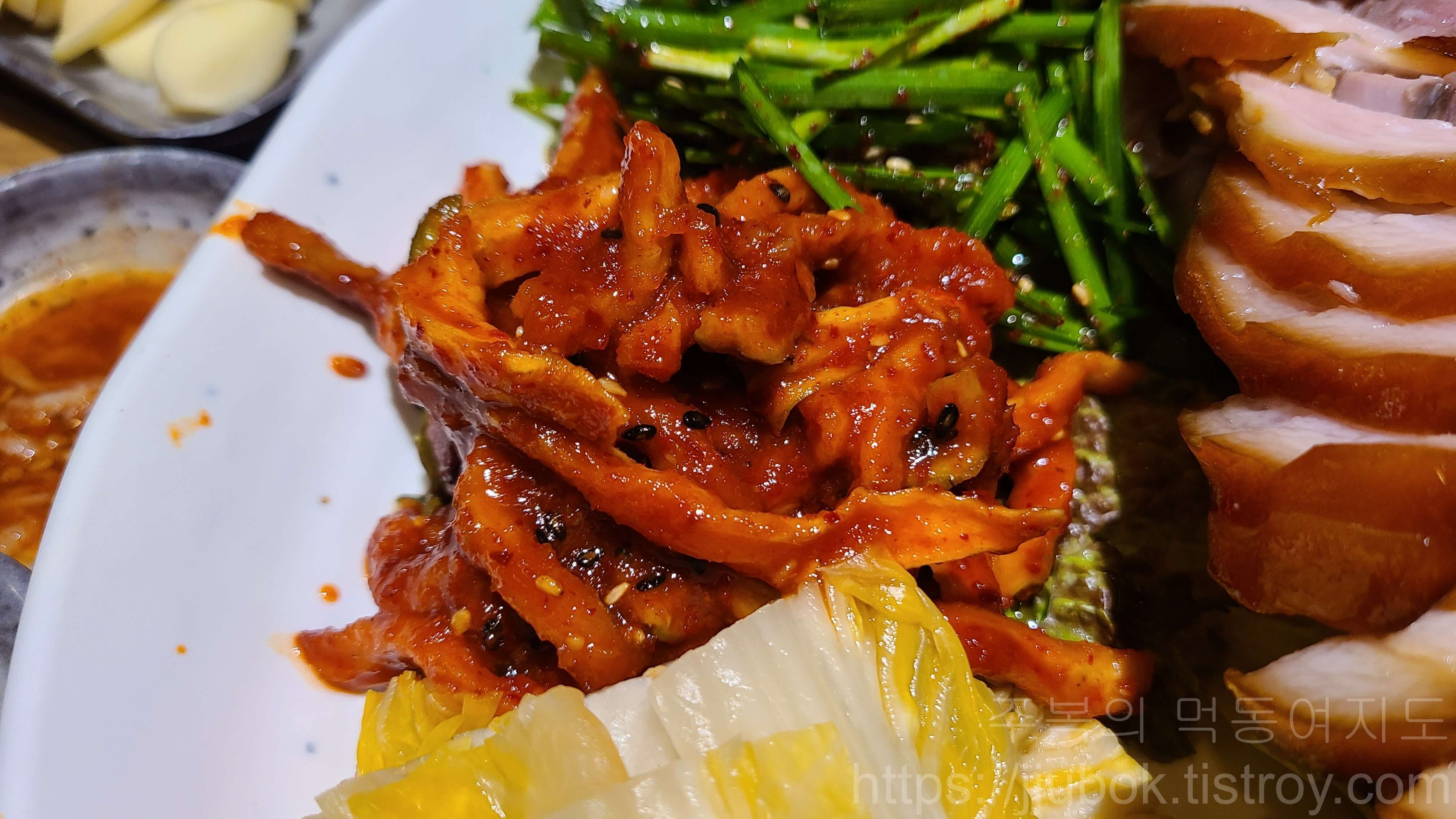 족이맛있는-사또족발-족발-대-김치-속