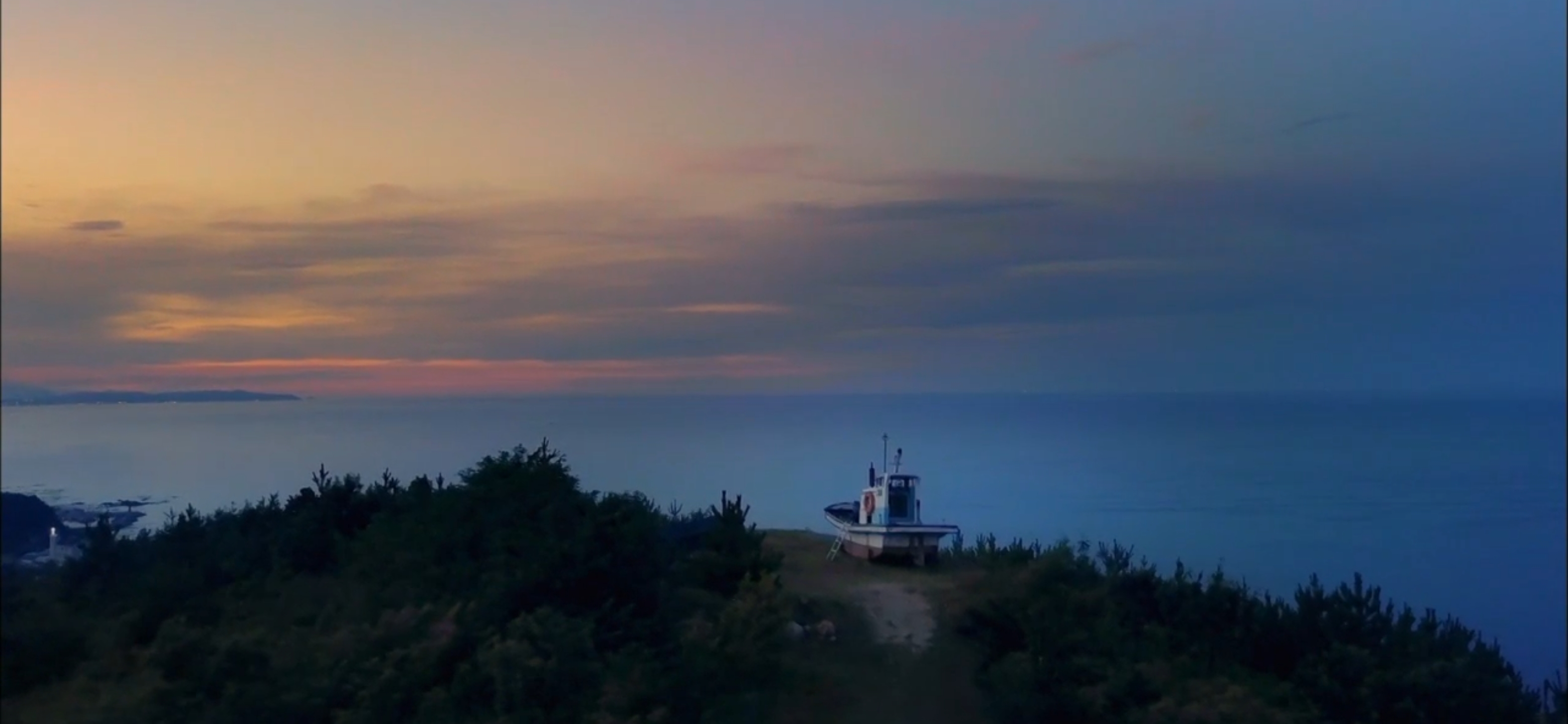 묵은봉 전망대와 바다가 한눈에 보인다