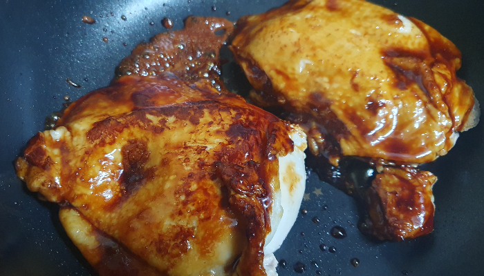 황설탕을 카라멜라이징 한 후 닭고기 표면에 입혀 마이야르 반응 일으켜 구운사진