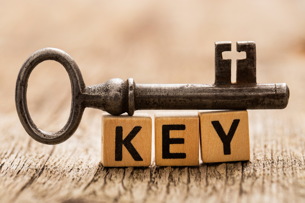 열쇠가 'KEY'라고 적힌 나무조각 위에 얹혀있는 그림