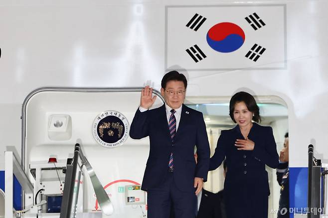 이재명 대통령이 유럽 순방의 두 번째 일정으로 이탈리아를 국빈 방문하며 본격적인 외교 행보에 나섰습니다. 이번 방문은 단순한 의전 차원을 넘어 경제 협력 확대&amp;#44; 첨단산업 교류&amp;#44; 교황청과의 한반도 평화 논의까지 포함된 중요한 외교 일정으로 평가받고 있습니다. 오늘은 이재명 대통령의 이탈리아 국빈 방문 주요 일정과 의미를 정리해보겠습니다. 이재명 대통령&amp;#44; 이탈리아 국빈 방문 시작 이재명 대통령은 10일(현지시간) 이탈리아 로마 피우미치노 국제공항에 도착하며 국빈 방문 일정을 시작했습니다. 이번 방문은 세르지오 마타렐라 대통령의 공식 초청으로 이뤄졌으며&amp;#44; 이탈리아 측은 레드카펫 환영 행사와 함께 군 의장대 도열 등 최고 수준의 국빈 예우를 제공했습니다. 마타렐라 대통령과 정상회담 이 대통령은 이탈리아 대통령궁에서 공식 환영식에 참석한 뒤 마타렐라 대통령과 정상회담을 가졌습니다. 양국 정상은 다음 분야의 협력 강화 방안을 논의했습니다. 경제 및 무역 협력 확대 첨단 제조업 협력 과학기술 공동 연구 문화 및 인적 교류 활성화 국제 안보 현안 협력 한국과 이탈리아는 이미 전략적 동반자 관계를 유지하고 있으며&amp;#44; 이번 정상회담을 통해 협력 수준을 한 단계 끌어올릴 것으로 기대되고 있습니다. 멜로니 총리와 세 번째 정상회담 이 대통령은 이어 조르자 멜로니 총리와 정상회담을 진행할 예정입니다. 이번 회담은: 2025년 유엔총회 2026년 멜로니 총리 방한 이후 세 번째 정상회담으로 알려졌습니다. 양국은 항공우주&amp;#44; 에너지&amp;#44; 바이오&amp;#44; 반도체 등 미래 산업 분야에서 실질적인 협력 방안을 논의할 예정입니다. 경제사절단과 비즈니스 라운드테이블 개최 이번 국빈 방문 기간 중에는 한-이탈리아 비즈니스 라운드테이블도 열립니다. 행사에는: 이재용 삼성전자 회장 최수연 네이버 대표 양국 주요 기업인들 이 참석할 예정입니다. 특히 반도체&amp;#44; 우주항공&amp;#44; 친환경 에너지&amp;#44; 바이오 산업을 중심으로 새로운 투자 기회와 협력 방안을 모색할 것으로 전망됩니다. 바티칸 방문과 교황 면담도 예정 이 대통령은 이탈리아 방문을 마친 뒤 바티칸을 방문할 예정입니다. 주요 일정은 다음과 같습니다. 평화와 연대를 위한 특별 미사 참석 레오 14세 교황 면담 교황청 국무원장 면담 대통령실은 한반도 평화 정착을 위한 국제사회의 관심과 지지를 요청할 계획이라고 밝혔습니다. 이번 국빈 방문의 의미는? 이번 이탈리아 국빈 방문은 단순한 외교 행사 이상의 의미를 지니고 있습니다. 특히: 유럽 외교 네트워크 확대 첨단산업 협력 강화 대유럽 경제 외교 강화 한반도 평화 외교 추진 등 실질적인 성과 창출 여부에 관심이 쏠리고 있습니다. 대통령실은 이탈리아를 &amp;quot;국익 중심 실용 외교를 유럽으로 확장하는 핵심 파트너&amp;quot;라고 설명했습니다. 마무리 이재명 대통령의 이탈리아 국빈 방문은 경제&middot;외교&middot;문화&middot;안보 분야를 아우르는 종합 외교 일정으로 평가받고 있습니다. 특히 한-이탈리아 정상회담과 경제인 간 교류&amp;#44; 교황청 방문을 통해 어떤 구체적인 성과가 도출될지 주목되고 있습니다. 향후 유럽 순방 일정과 함께 G7 정상회의를 앞둔 이 대통령의 외교 행보에도 관심이 집중되고 있습니다. SEO 키워드 이재명 이탈리아 국빈 방문&amp;#44; 이재명 대통령 이탈리아&amp;#44; 한이탈리아 정상회담&amp;#44; 이재명 멜로니 회담&amp;#44; 마타렐라 대통령&amp;#44; 이재용 이탈리아 방문&amp;#44; 교황 면담&amp;#44; 유럽 순방&amp;#44; G7 정상회의&amp;#44; 한이탈리아 경제협력