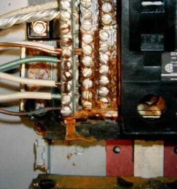 부식된 전자 제품