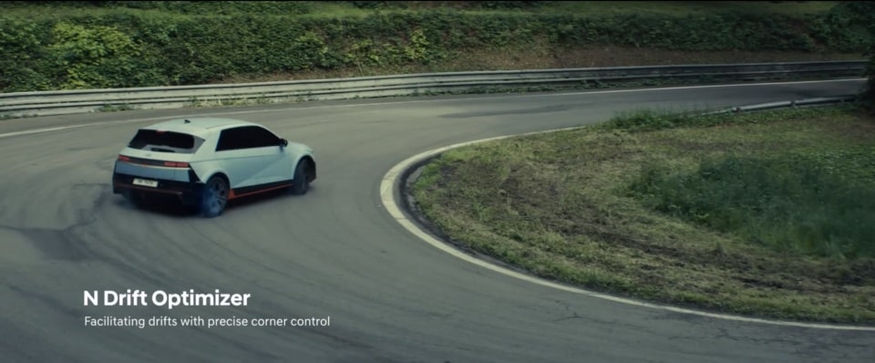 N 드리프트 옵티마이저는 굽은 길을 파고든 주행을 쉽게 만들어줍니다(출처 : 현대자동차 유튜브 채널).