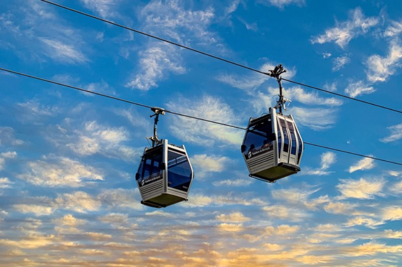 매표소 앞에서 설악산케이블카 현장 발권을 기다리는 사람들